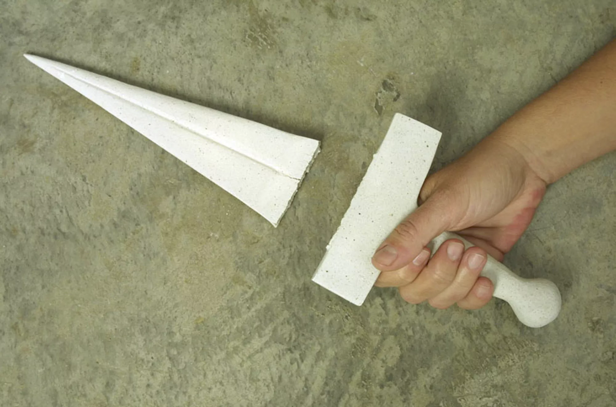 Armadura; espada rota / Armor; broken sword